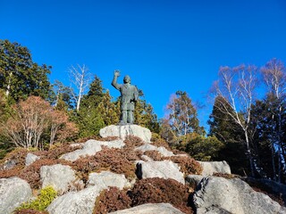 三峯神社　青空に浮かぶ日本武尊銅像