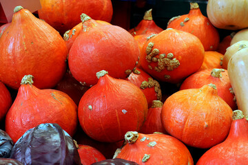 Na placu targowym zawsze jest barwnie, uwage przyciągają soczyste i świeże owoce i warzywa  Piękne różne gatunki owoców i warzyw na straganie na  placu targowym © JDziedzic