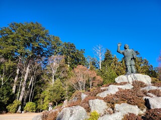 三峯神社　青空に浮かぶ日本武尊銅像