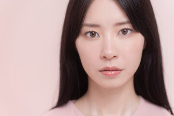 若く美しい黒髪の女性のビューティーイメージ