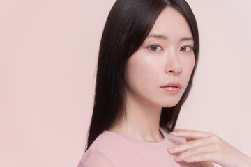 若く美しい黒髪の女性のビューティーイメージ