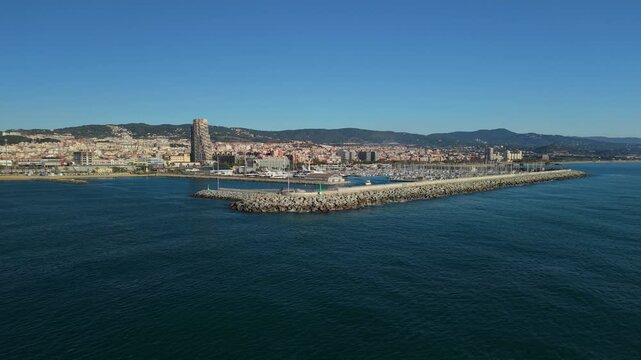 Vista a&eacute;rea con dron del puerto de Matar&oacute;, Barcelona, actualizado a finales del a&ntilde;o 2024
