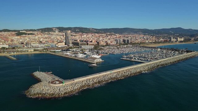Vista a&eacute;rea con dron del puerto de Matar&oacute;, Barcelona, actualizado a finales del a&ntilde;o 2024