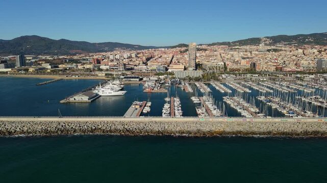 Vista a&eacute;rea con dron del puerto de Matar&oacute;, Barcelona, actualizado a finales del a&ntilde;o 2024
