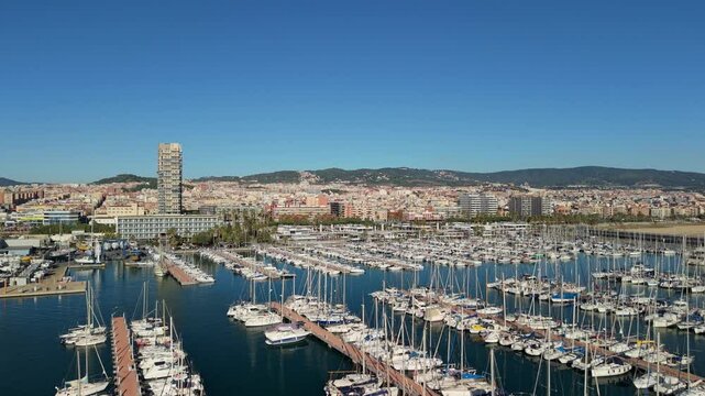 Vista a&eacute;rea con dron del puerto de Matar&oacute;, Barcelona, actualizado a finales del a&ntilde;o 2024
