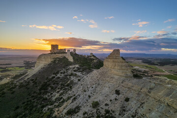 Obraz premium Castillo en el atardecer en un cerro