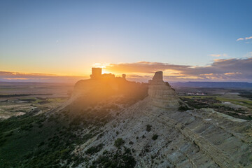 Castillo en el atardecer en un cerro
