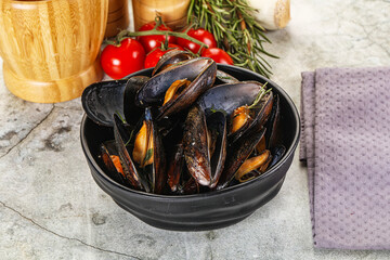 Tasty mussels in the bowl