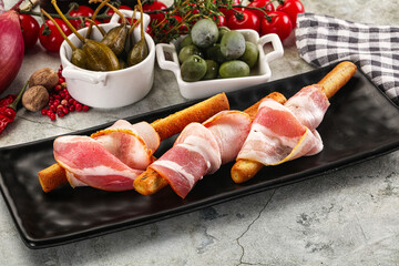 Antipasti - Grissini with pork bacon