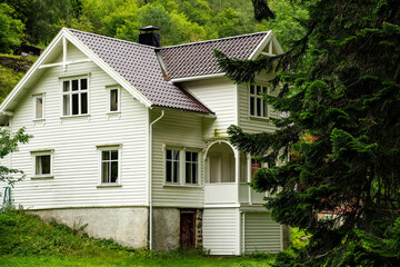 Wohnhaus mit Wiederkehrgiebel in Flam
