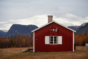 Stuga Aktse in Rapadalen im Sarek Nationalpark. Das Tor zum Sarek im Herbst. 