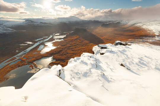 Epischer Ausblick vom Skierffe im Nationalpark Sarek  Lappland in Schweden. Sp&auml;therbst und Schnee zum Sonnenuntergang auf dem Gipfel mit Blick ins Delta des Rapa&auml;lv.