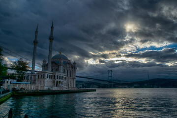 Obraz premium View of Ortakoy Mosque and July 15 Martyrs Bridge in the morning. View of the July 15 Martyrs Bridge (Bosphorus Bridge) and Camlıca Mosque at sunrise.