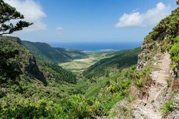 Fototapeta premium Serene Sunset at Mohegan Bluffs Beach - Block Island's Rugged Beauty Captured in Golden Hour. Beautiful simple AI generated image