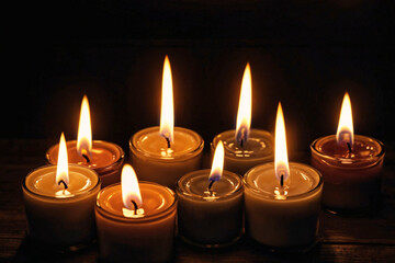 The light from various candle flames in the dark looks beautiful.