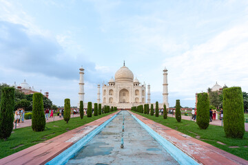 Frontales Bild vom Taj Mahal, mit weichem Himmel und weichem Licht von der Seite Weltwunder