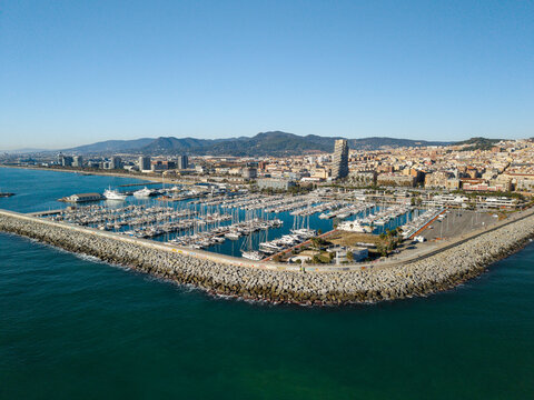Vista a&eacute;rea con dron del puerto de Matar&oacute;, Barcelona, actualizado a finales del a&ntilde;o 2024