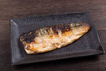皿の上の焼いた鯖の切り身