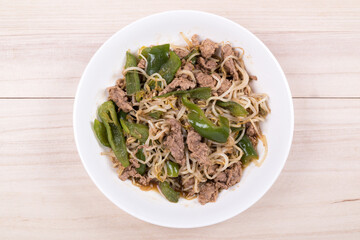 皿に盛った牛肉ともやしとピーマンの炒め物