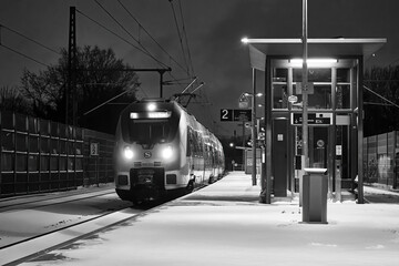 Eine S-Bahn steht am verschneiten Haltepunkt.