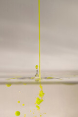 farbe tropfen wasser gelb