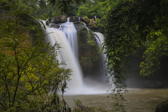 Haew Suwat Waterfall is a single-tiered waterfall, not very large, about 25 meters high, with a lot of water during the rainy season. It is located in Khao Yai National Park, Korat.