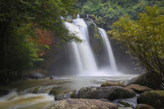 Haew Suwat Waterfall is a single-tiered waterfall, not very large, about 25 meters high, with a lot of water during the rainy season. It is located in Khao Yai National Park, Korat.