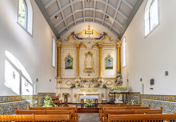 Elegant Church Altar With Intricate Golden Details and Religious Artwork, Capela imaculada...