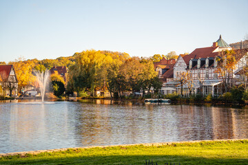 Am Ufer des Forellenteiches in Ilsenburg. Herbst mit Laubfärbung