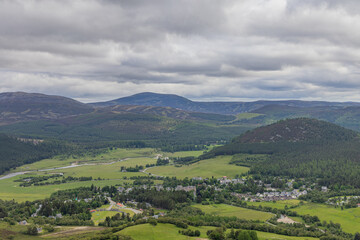 Obraz premium View overlooking Braemar from Morrone mountain, Cairngorm national park, Royal Deeside, Scottish Highlands, Scotland.