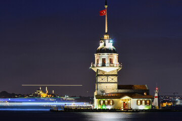 Obraz premium Maiden's Tower or Kiz Kulesi at night with motion blur boats - Istanbul, Turkey. 