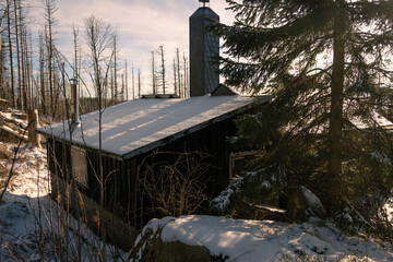 Berghütte im Winter im Harz bei untergehender Sonne