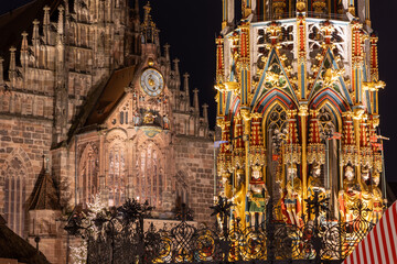 Schöner Brunnen in Nürnberg während der Weihnachtszeit