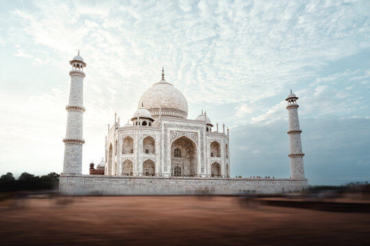 Seitliches Bild des Weltwunder Taj Mahal in Agra Indien, Asien