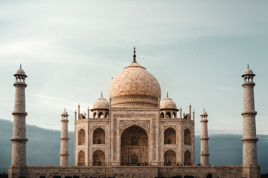 Frontalaufnahme des Weltwunder Taj Mahal in Agra Indien, Asien