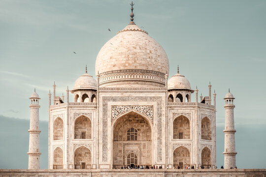 Frontalaufnahme des Weltwunder Taj Mahal in Agra Indien, Asien
