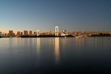 Naklejka premium 東京湾の夕暮れ，レインボーブリッジと湾岸の街並み，東京