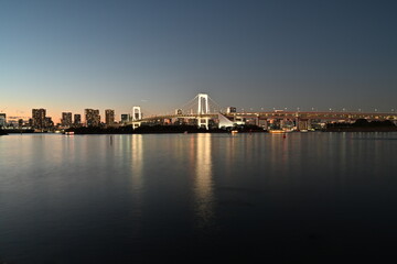 Fototapeta premium 東京湾の夕暮れ，レインボーブリッジと湾岸の街並み，東京