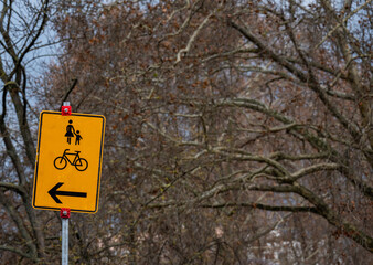 Wegweiser Fußgänger- und Fahrradweg