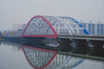 Obraz premium Chuncheon view of Soyang 2 bridge over Soyang river during winter evening and night at Chuncheon , South Korea