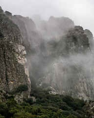 Niebla entre roquedos