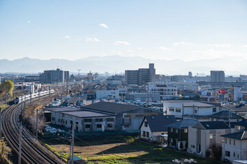 霞んだ山岳風景と線路　松本市