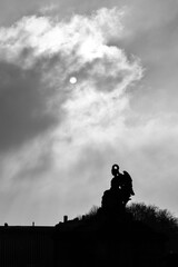 Silhueta de escultura em preto e branco