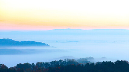 Landschaft im Nebel