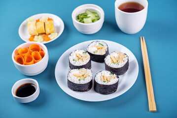 Sushi set with chicken filling