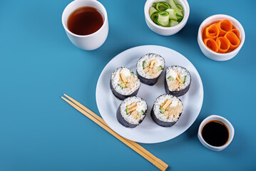 Sushi set with chicken filling