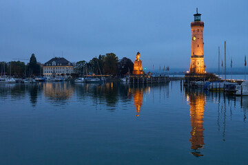 Lindau-Hafeneinfahrt zur blauen Stunde, Bodensee, Bayern, Deutschland