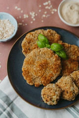 Haferschnitzel und Haferfrikadellen auf einem Teller