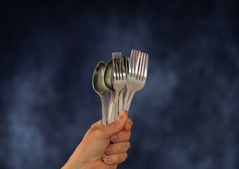 Hand mit Essbesteck