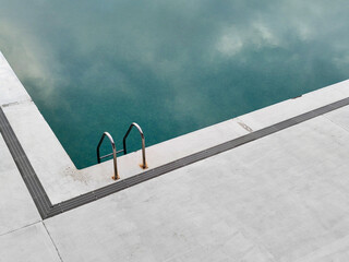 Piscina no inverno, com reflexo do céu
